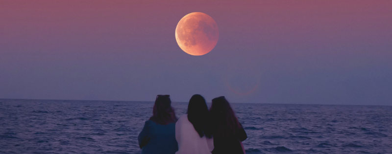 Three friends thinking about discernment in friendships